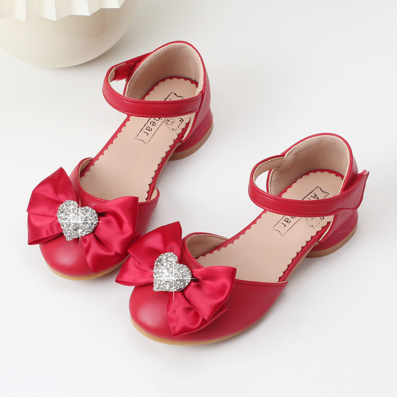 Lányoknak szóló bőrcipő köves csattal és masnival, alacsony sarok, tépőzár, csúszásmentes talppal