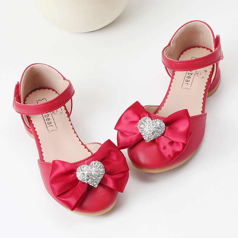 Lányoknak szóló bőrcipő köves csattal és masnival, alacsony sarok, tépőzár, csúszásmentes talppal