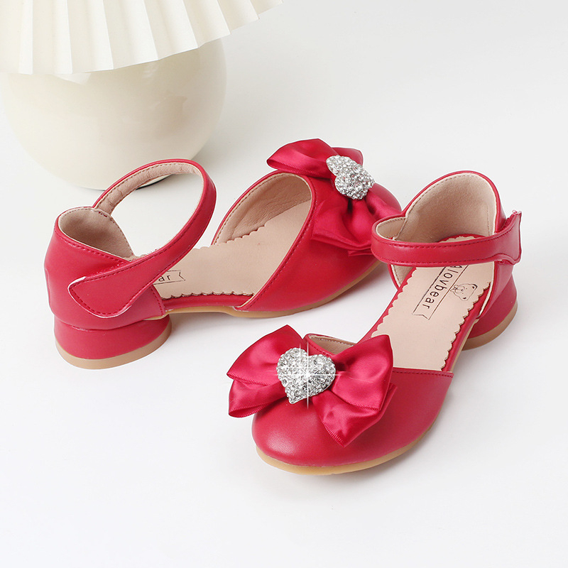 Lányoknak szóló bőrcipő köves csattal és masnival, alacsony sarok, tépőzár, csúszásmentes talppal