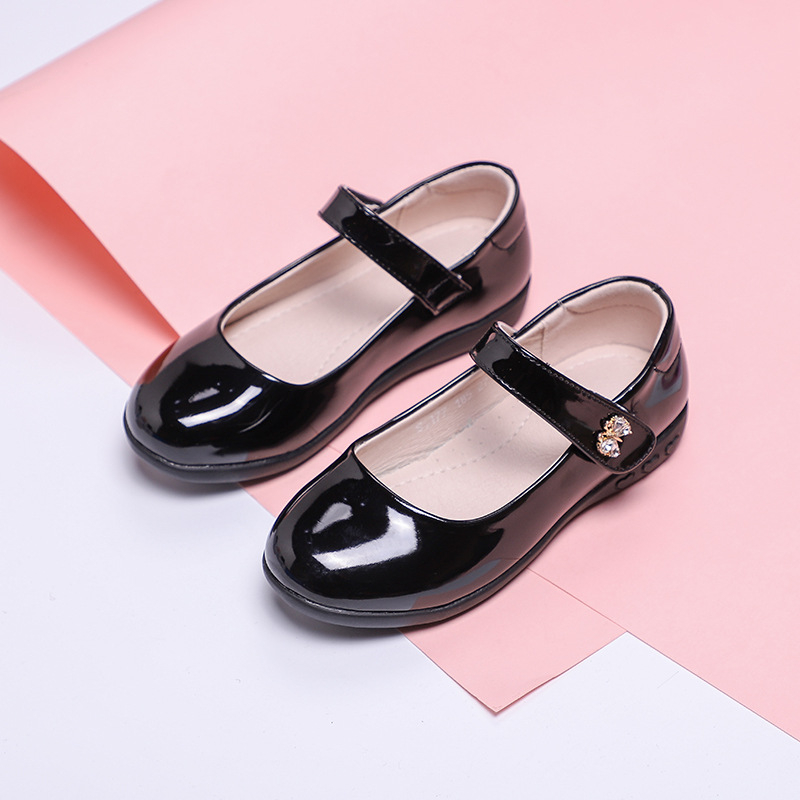 Pantofi de prințesă pentru fetițe cu funda și strasuri; partea superioară din super fiber, talpa din plastic, închidere cu Velcro.