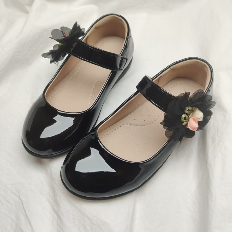 Pantofi de prințesă pentru fetițe cu funda și strasuri; partea superioară din super fiber, talpa din plastic, închidere cu Velcro.