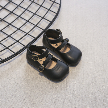 Lányoknak szóló gyerekcipő, koreai stílusban, négyszögletes orr, csattal záródó, alacsony felső rész, gumírozott talp (0–3 évesek; felső: szuper rostok; talp: gumi)
