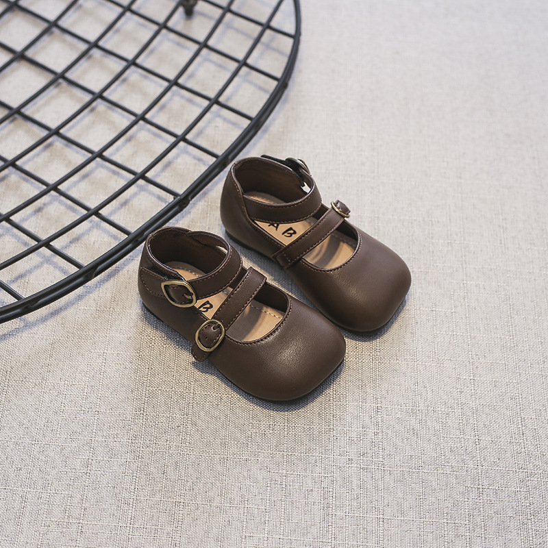 Lányoknak szóló gyerekcipő, koreai stílusban, négyszögletes orr, csattal záródó, alacsony felső rész, gumírozott talp (0–3 évesek; felső: szuper rostok; talp: gumi)