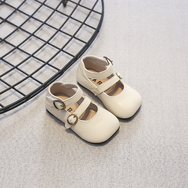 Lányoknak szóló gyerekcipő, koreai stílusban, négyszögletes orr, csattal záródó, alacsony felső rész, gumírozott talp (0–3 évesek; felső: szuper rostok; talp: gumi)