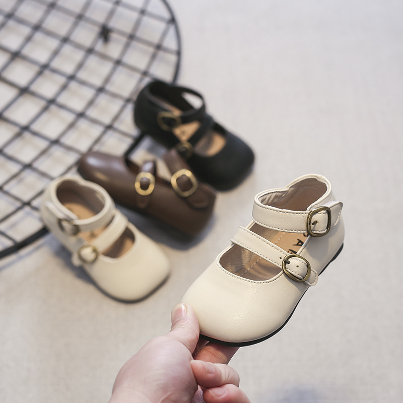 Lányoknak szóló gyerekcipő, koreai stílusban, négyszögletes orr, csattal záródó, alacsony felső rész, gumírozott talp (0–3 évesek; felső: szuper rostok; talp: gumi)