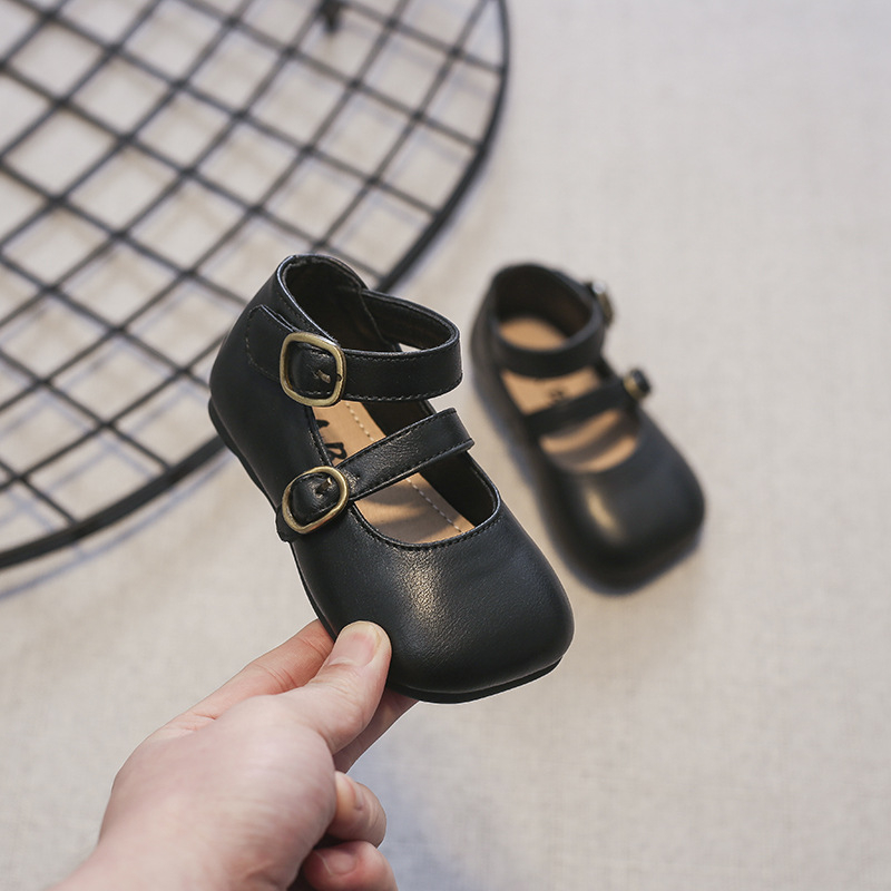 Lányoknak szóló gyerekcipő, koreai stílusban, négyszögletes orr, csattal záródó, alacsony felső rész, gumírozott talp (0–3 évesek; felső: szuper rostok; talp: gumi)