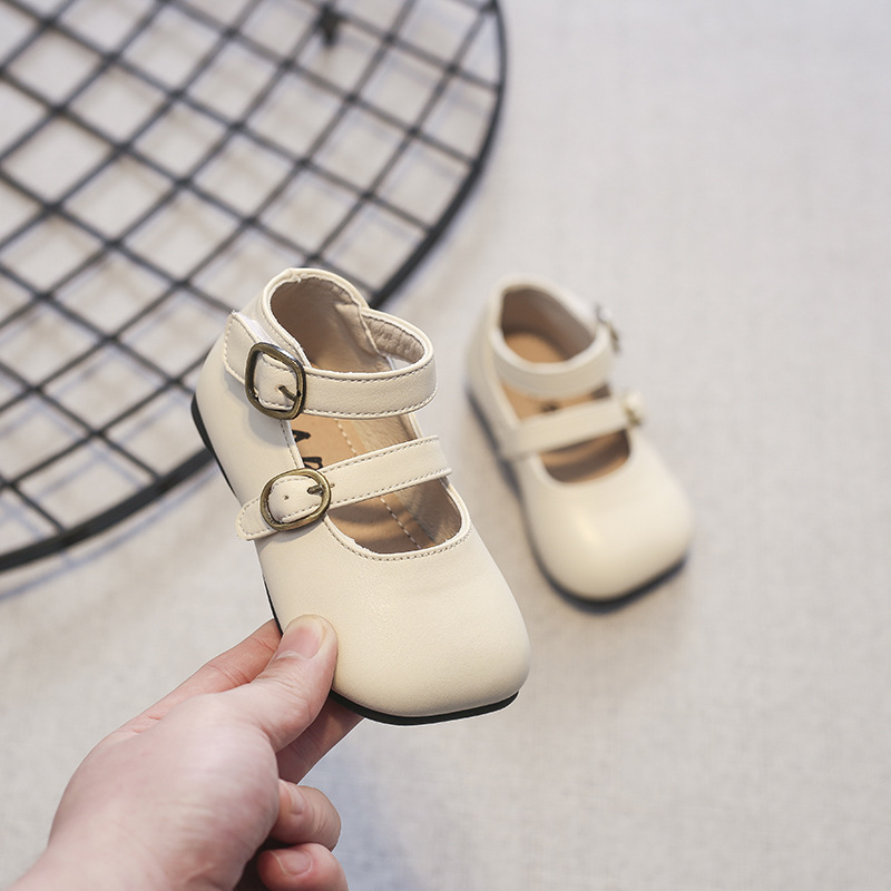 Lányoknak szóló gyerekcipő, koreai stílusban, négyszögletes orr, csattal záródó, alacsony felső rész, gumírozott talp (0–3 évesek; felső: szuper rostok; talp: gumi)