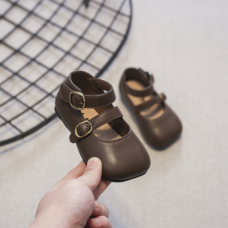 Lányoknak szóló gyerekcipő, koreai stílusban, négyszögletes orr, csattal záródó, alacsony felső rész, gumírozott talp (0–3 évesek; felső: szuper rostok; talp: gumi)
