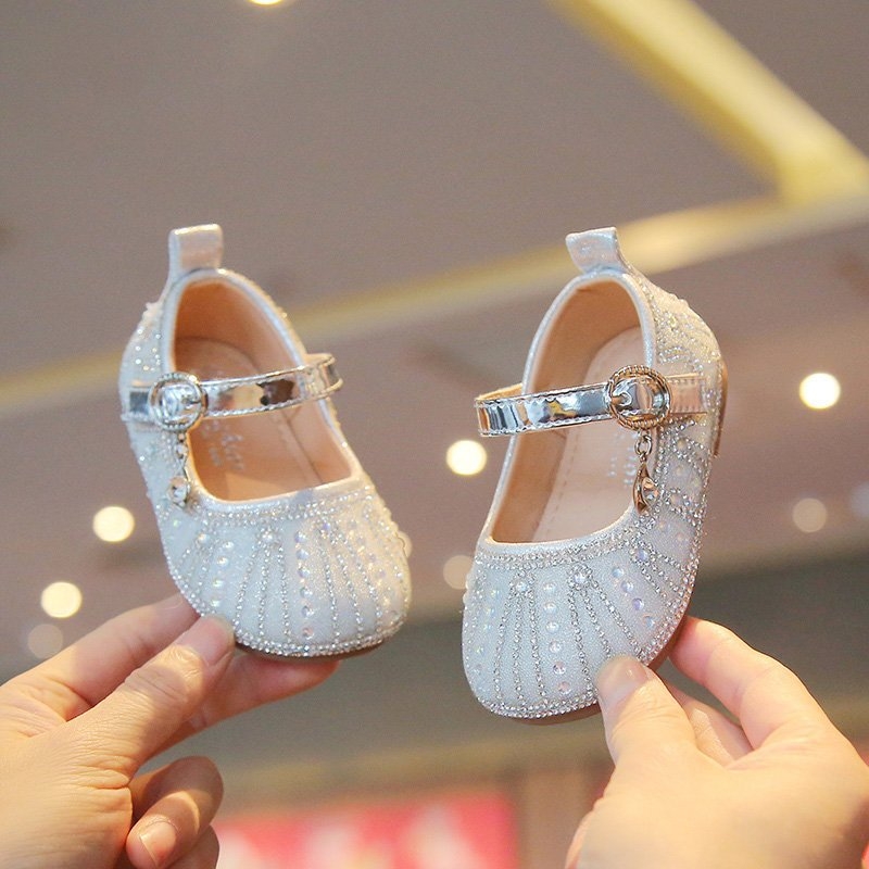 Hercegnő gyerekcipő flitterekkel, felsőrész mikroszálas, belső műbőr, talp műanyag, Velcro-zár, alacsony profilú design, csúszásmentes talp