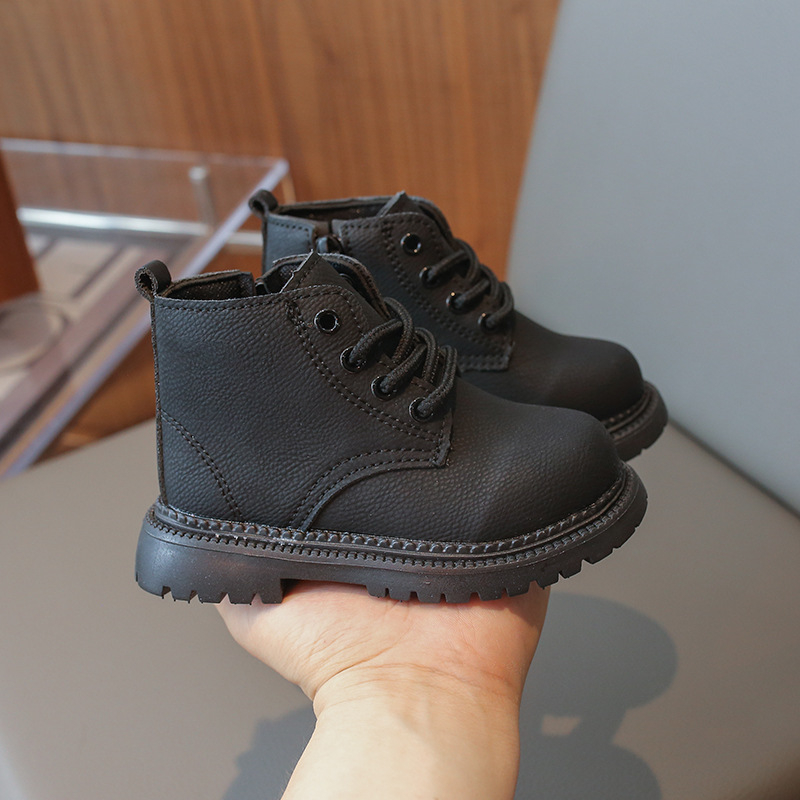 Gyerekeknek való bőrből készült csizma, Ultrafilm felső rész, PVC talp, oldalsó cipzár, alacsony szár, csúszásbiztos és kopásálló