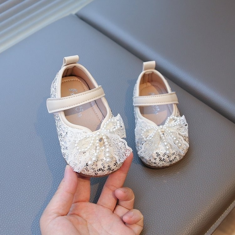 Lányoknak szóló cipő gyöngyös masnival, Velcro-zárás, csúszásmentes talp, alacsony felsőrész (Felsőrész: szuper rost; Kor: 0–3 év; Belső: PU)