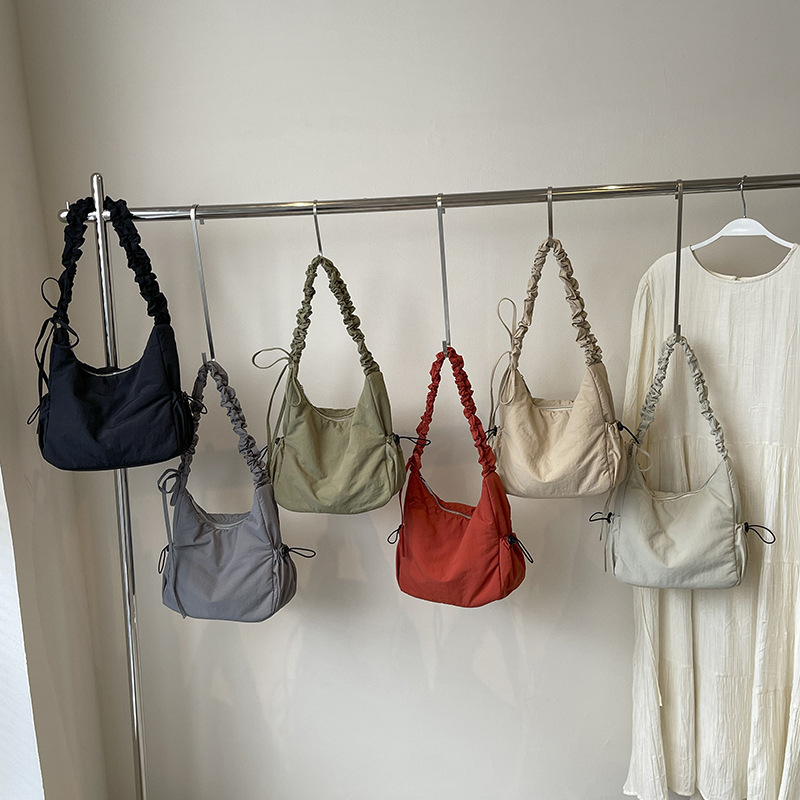 Ženska nylon bucket crossbody torba, velika kapaciteta, zatvarač, jedna naramenica
