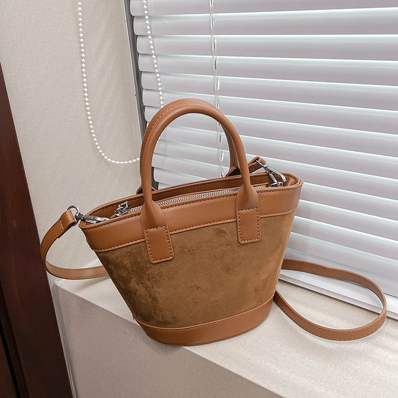 Crossbody bucket torba od PU kože, zatvarač, poliester podstava, unutarnji džep sa zatvaračem, džep za mobitel, jedan remen