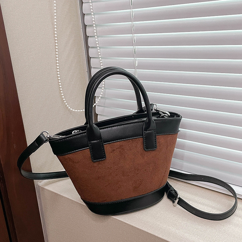 Crossbody bucket torba od PU kože, zatvarač, poliester podstava, unutarnji džep sa zatvaračem, džep za mobitel, jedan remen