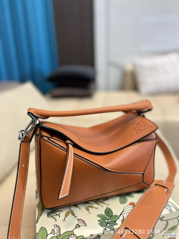 Torba Luojia od prave kože — crossbody, vertikalno kvadratni oblik, zatvaranje na zip, torbica od teleće kože, unutarnje pretince: zip pretinac, pretinac za mobitel, pretinac za prijenosno računalo