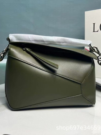 Torba Luojia od prave kože — crossbody, vertikalno kvadratni oblik, zatvaranje na zip, torbica od teleće kože, unutarnje pretince: zip pretinac, pretinac za mobitel, pretinac za prijenosno računalo