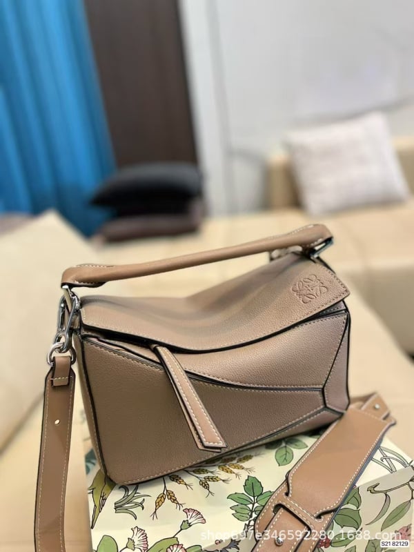 Torba Luojia od prave kože — crossbody, vertikalno kvadratni oblik, zatvaranje na zip, torbica od teleće kože, unutarnje pretince: zip pretinac, pretinac za mobitel, pretinac za prijenosno računalo