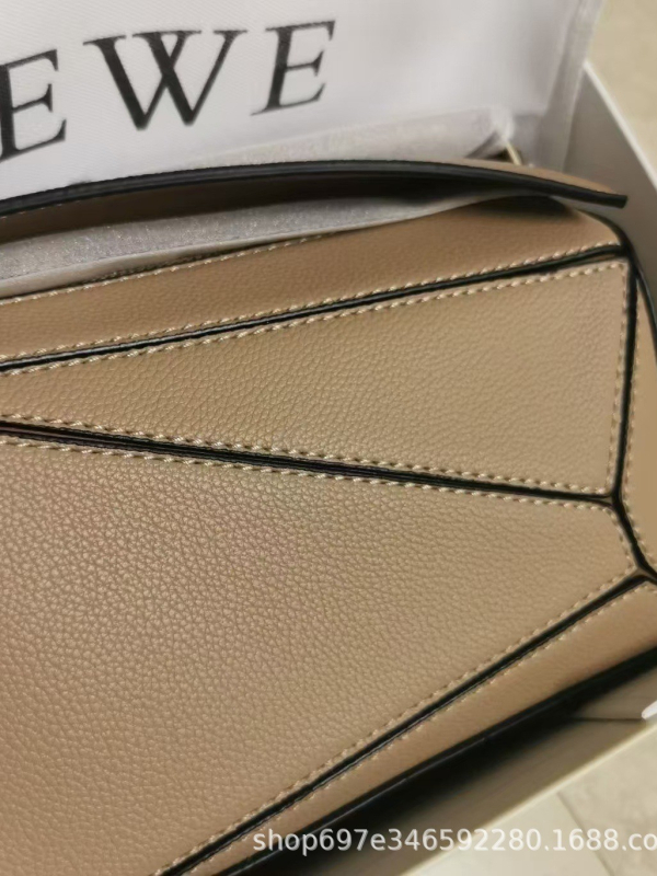 Torba Luojia od prave kože — crossbody, vertikalno kvadratni oblik, zatvaranje na zip, torbica od teleće kože, unutarnje pretince: zip pretinac, pretinac za mobitel, pretinac za prijenosno računalo