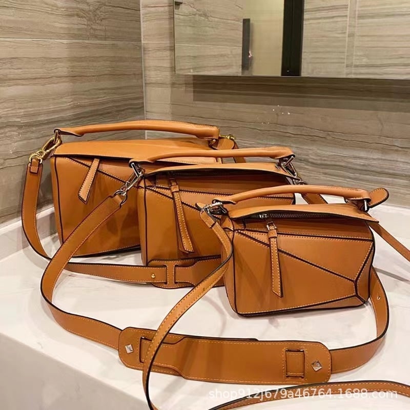 Torba Luojia od prave kože — crossbody, vertikalno kvadratni oblik, zatvaranje na zip, torbica od teleće kože, unutarnje pretince: zip pretinac, pretinac za mobitel, pretinac za prijenosno računalo