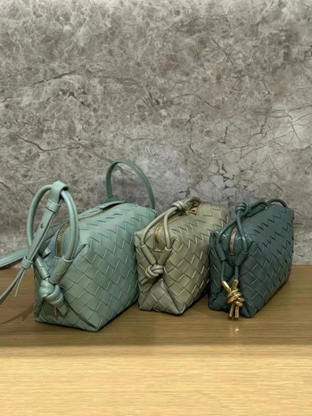 Torba za fotoaparat s crossbody remenom, gradski jednostavni stil, od prave kože, jastučićast oblik mini kvadratnog dizajna, zatvaranje na zip