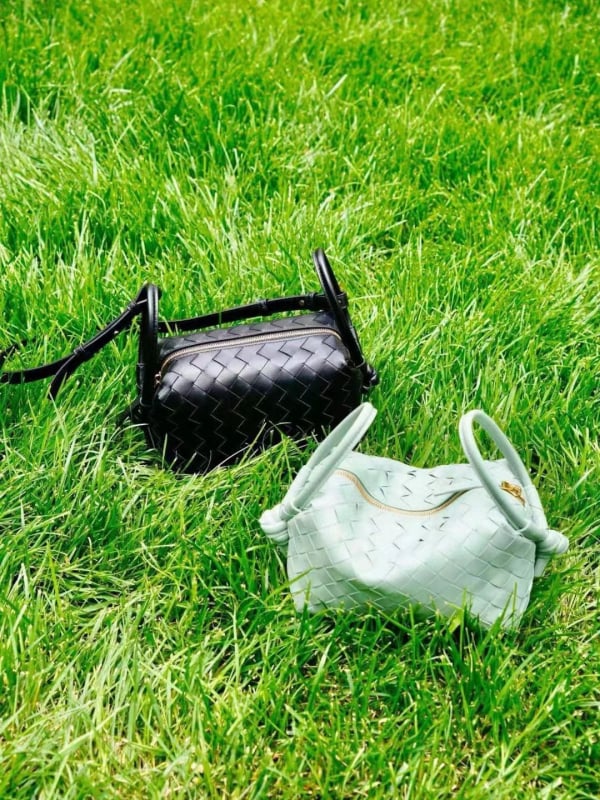 Torba za fotoaparat s crossbody remenom, gradski jednostavni stil, od prave kože, jastučićast oblik mini kvadratnog dizajna, zatvaranje na zip