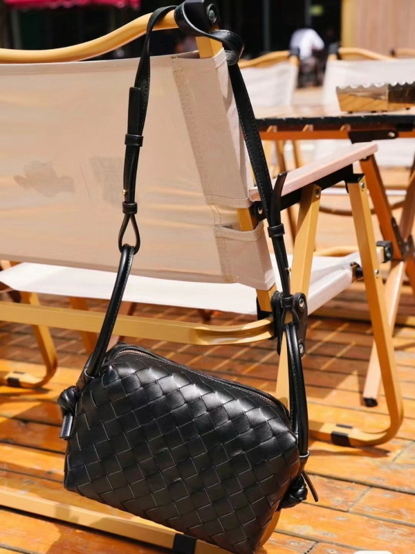 Torba za fotoaparat s crossbody remenom, gradski jednostavni stil, od prave kože, jastučićast oblik mini kvadratnog dizajna, zatvaranje na zip