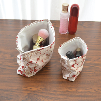 Ženska prijenosna kozmetička torbica s reljefnim cvjetnim uzorkom, poliester, podstava od platna, putni organizator