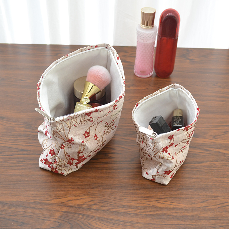 Ženska prijenosna kozmetička torbica s reljefnim cvjetnim uzorkom, poliester, podstava od platna, putni organizator