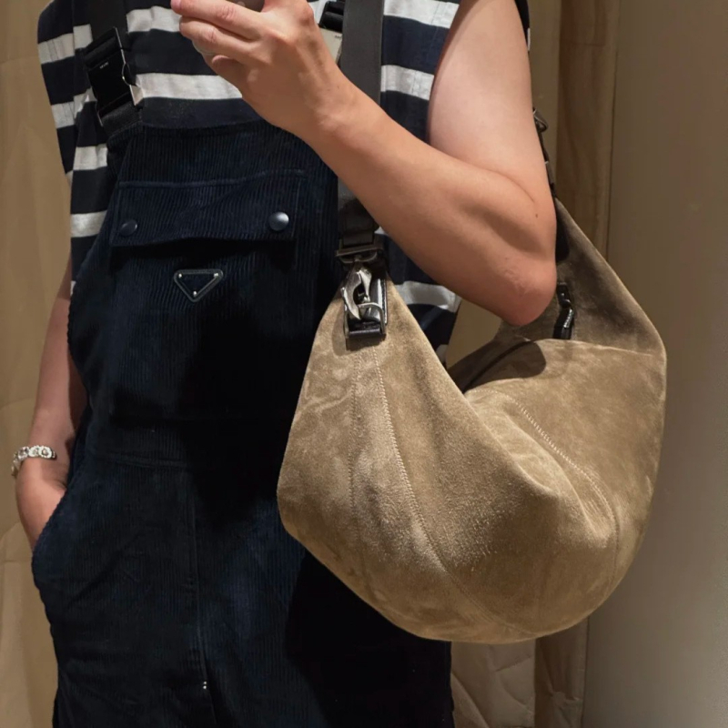 Crossbody torba u street stilu od prave kože, dumpling oblik, zatvarač, unutarnja džep za telefon, podstava od prve slojevite bikove kože