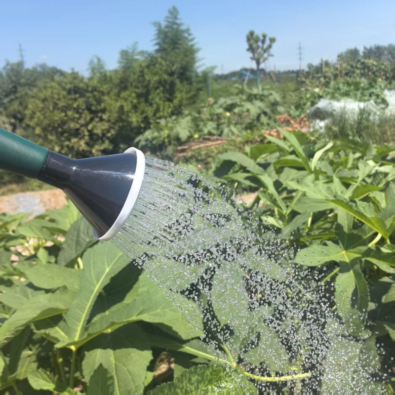 Műanyag öntözőkanna hosszú csővel virágok öntözésére – háztartási kerti permetező kanna