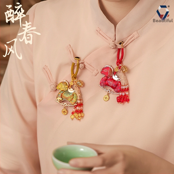 Fém kulcstartó medál ló motívummal, üreges aromaterápiás labda, kínai stílus Song brokád, félig kézi és félig mechanikus kivitelezés