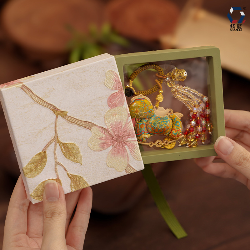 Fém kulcstartó medál ló motívummal, üreges aromaterápiás labda, kínai stílus Song brokád, félig kézi és félig mechanikus kivitelezés