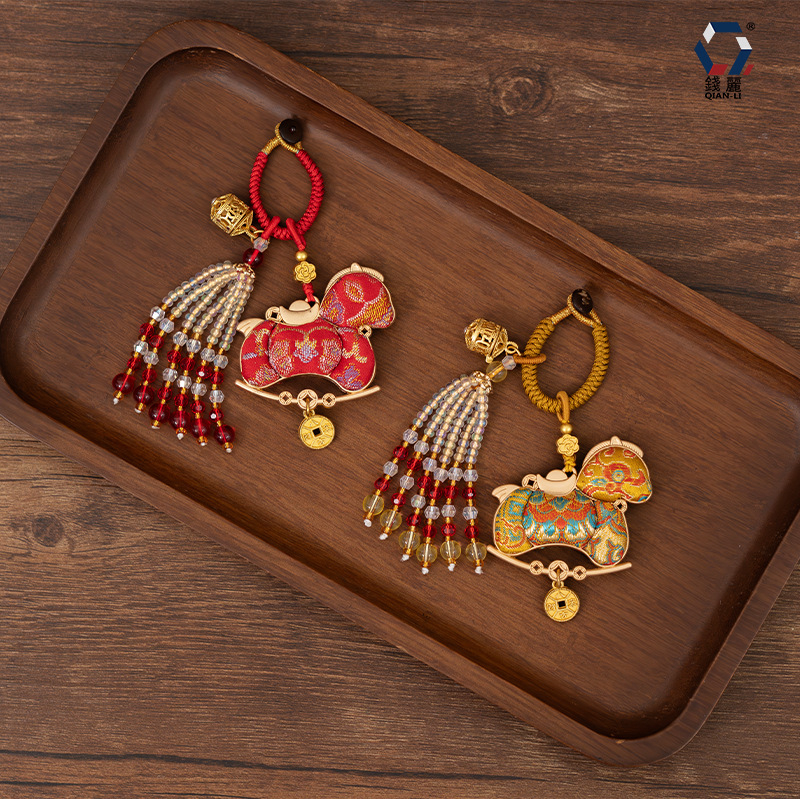 Fém kulcstartó medál ló motívummal, üreges aromaterápiás labda, kínai stílus Song brokád, félig kézi és félig mechanikus kivitelezés