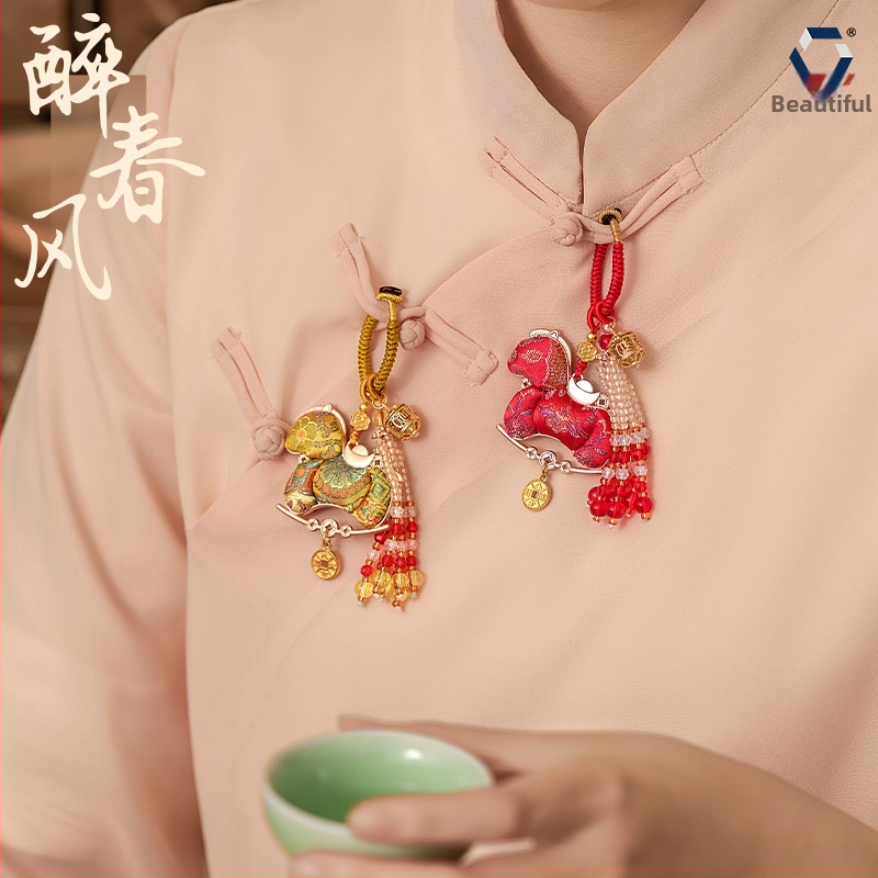 Fém kulcstartó medál ló motívummal, üreges aromaterápiás labda, kínai stílus Song brokád, félig kézi és félig mechanikus kivitelezés