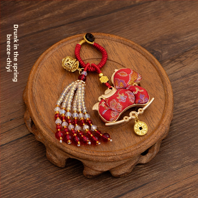 Fém kulcstartó medál ló motívummal, üreges aromaterápiás labda, kínai stílus Song brokád, félig kézi és félig mechanikus kivitelezés