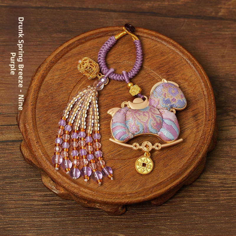 Fém kulcstartó medál ló motívummal, üreges aromaterápiás labda, kínai stílus Song brokád, félig kézi és félig mechanikus kivitelezés