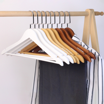 Masyvaus medžio drabužių pakabiklis su plokščiu kabliu, įdubos anti-slip juostelė, abiejų pusių briaunos, be įbrėžimų – modelis CJWMC23