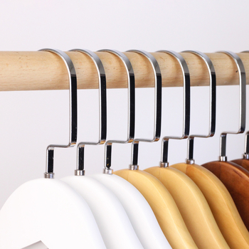 Masyvaus medžio drabužių pakabiklis su plokščiu kabliu, įdubos anti-slip juostelė, abiejų pusių briaunos, be įbrėžimų – modelis CJWMC23