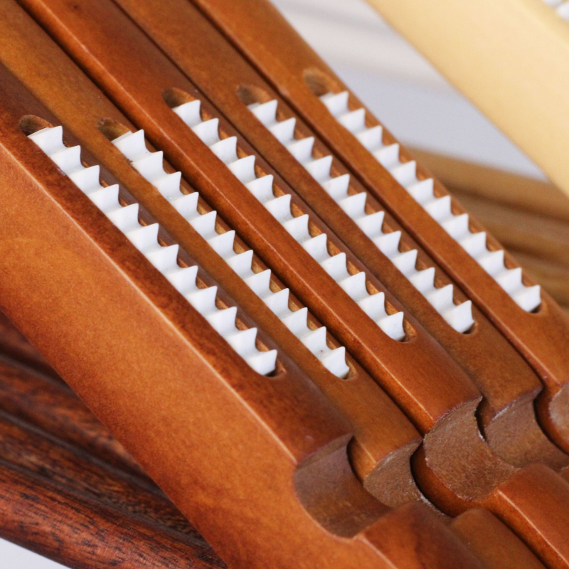 Masyvaus medžio drabužių pakabiklis su plokščiu kabliu, įdubos anti-slip juostelė, abiejų pusių briaunos, be įbrėžimų – modelis CJWMC23