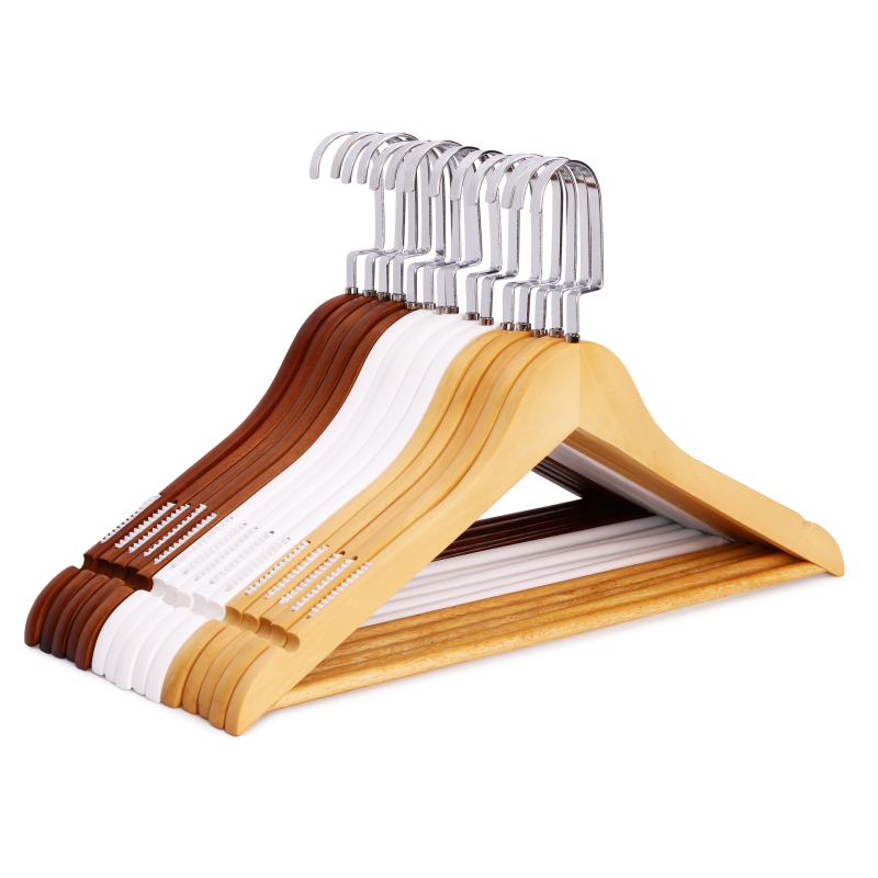 Masyvaus medžio drabužių pakabiklis su plokščiu kabliu, įdubos anti-slip juostelė, abiejų pusių briaunos, be įbrėžimų – modelis CJWMC23