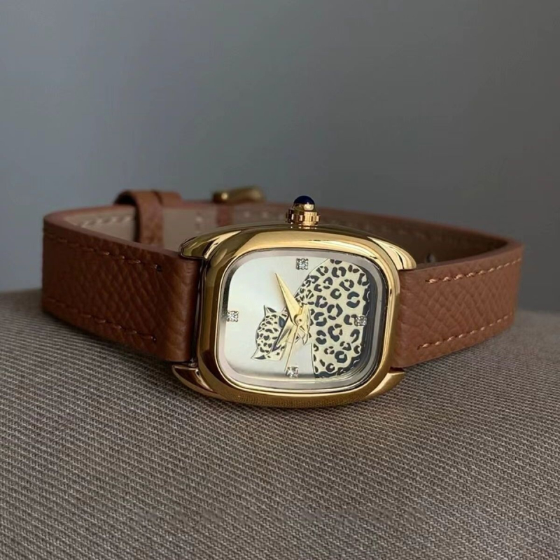 Ženski sat - Leopard uzorak, kvadratni brojčanik, analogni prikaz, kvarcni mehanizam, kućište od legure