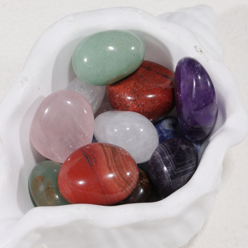 Естествени аметистови кристали, камъни с гранулеста повърхност