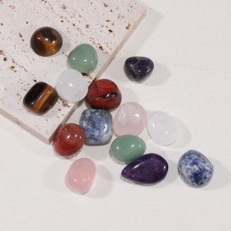 Естествени аметистови кристали, камъни с гранулеста повърхност