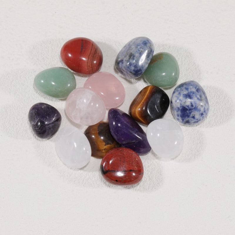 Естествени аметистови кристали, камъни с гранулеста повърхност