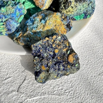 Prirodni azurit s malahitom - mineralni uzorak i ukras