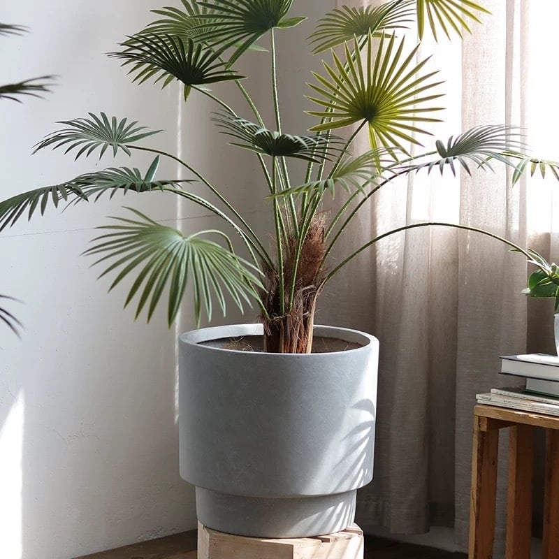 Скандинавска подова керамична цветарница, изцяло ръчно изработена, дишаща, водоспестяваща и устойчива.