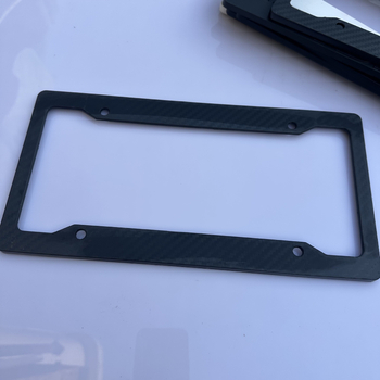 Műanyag rendszámtábla keret az USA szabályainak megfelelően, logóval, általános kompatibilitás.