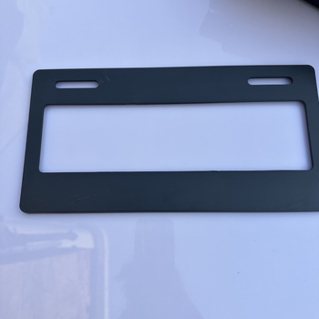 Műanyag rendszámtábla keret az USA szabályainak megfelelően, logóval, általános kompatibilitás.