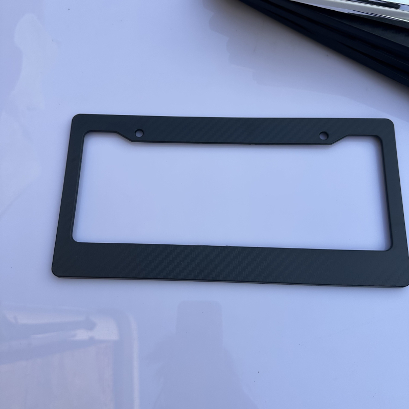 Műanyag rendszámtábla keret az USA szabályainak megfelelően, logóval, általános kompatibilitás.