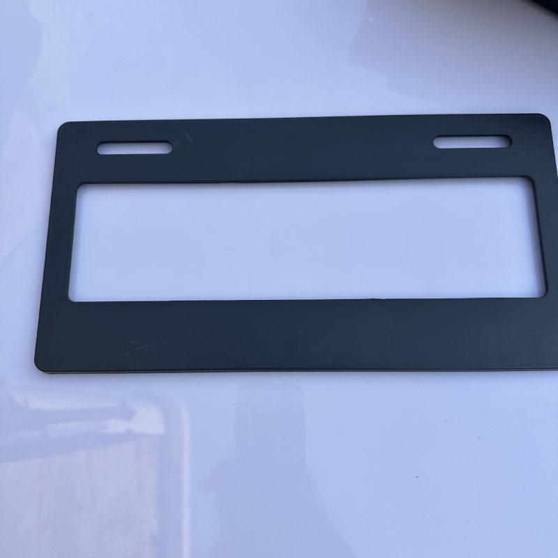 Műanyag rendszámtábla keret az USA szabályainak megfelelően, logóval, általános kompatibilitás.